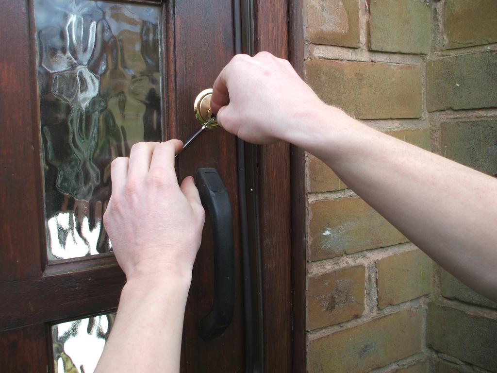 locksmith picking a yale lock 24 hour locksmith unlocking the door