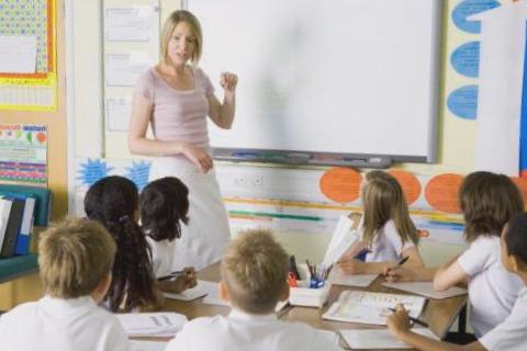 Profesora enseñando el metodo Montessori Profesora enseñando el metodo Montessori